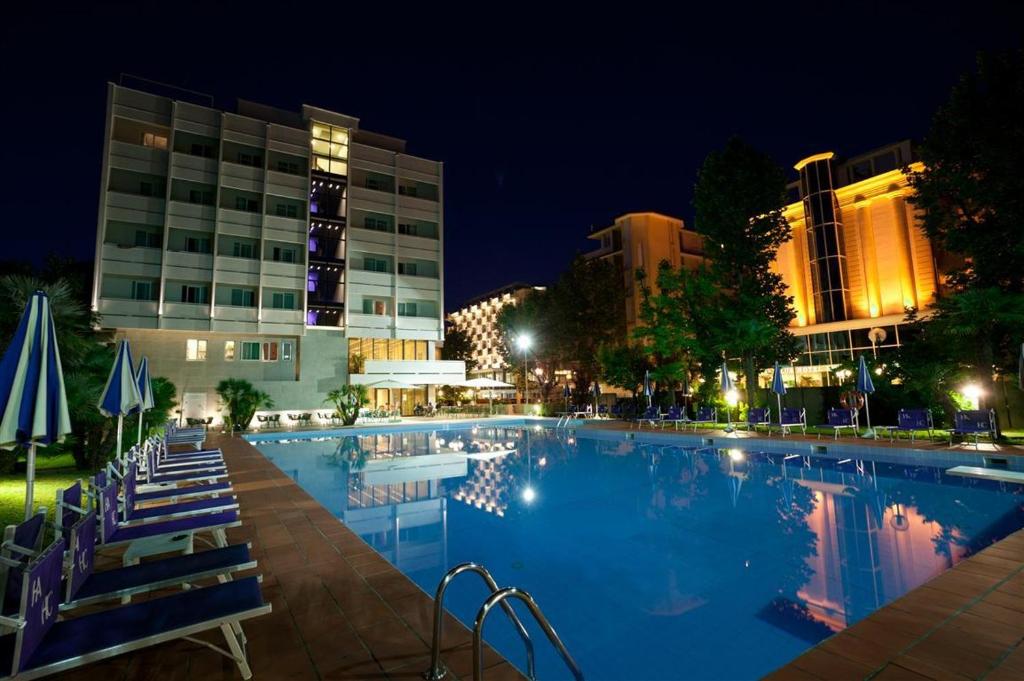 Bazén v ubytování Hotel Ambasciatori nebo v jeho okolí