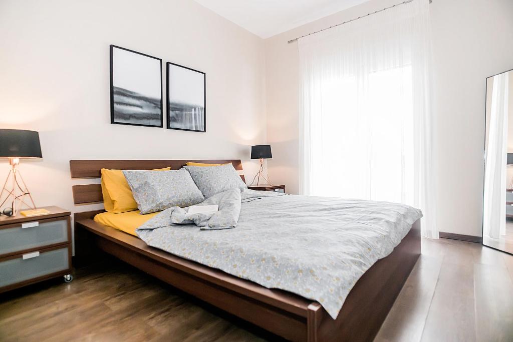 Łóżko lub łóżka w pokoju w obiekcie B12 new & modern seafront apartment