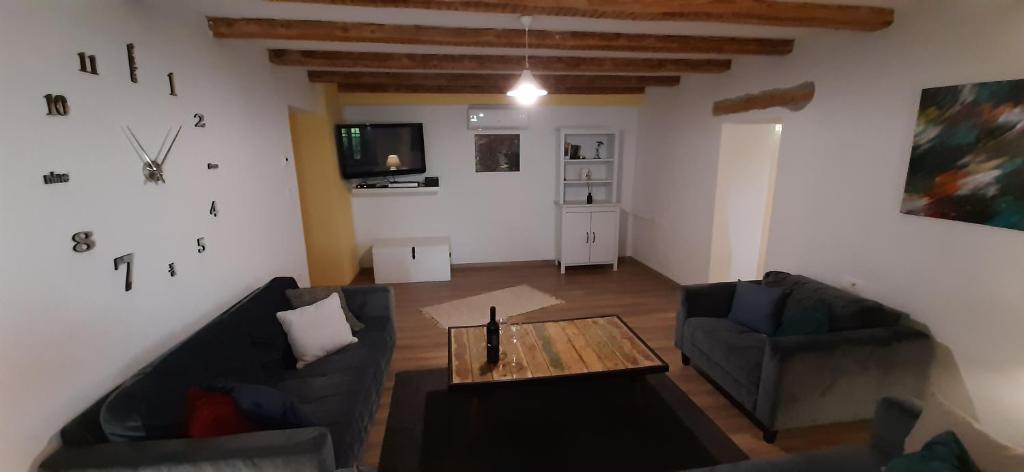 Zdjęcie z galerii obiektu Villa Kozljak, for 10 people, pool w mieście Kozljak
