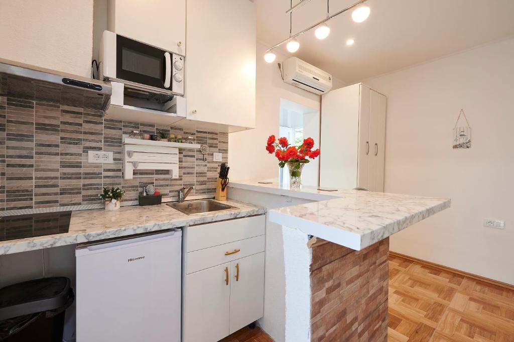 Kuchyň nebo kuchyňský kout v ubytování Apartments Lucija