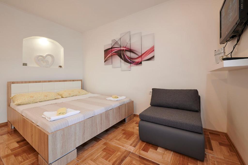 Postel nebo postele na pokoji v ubytování Apartments Lucija