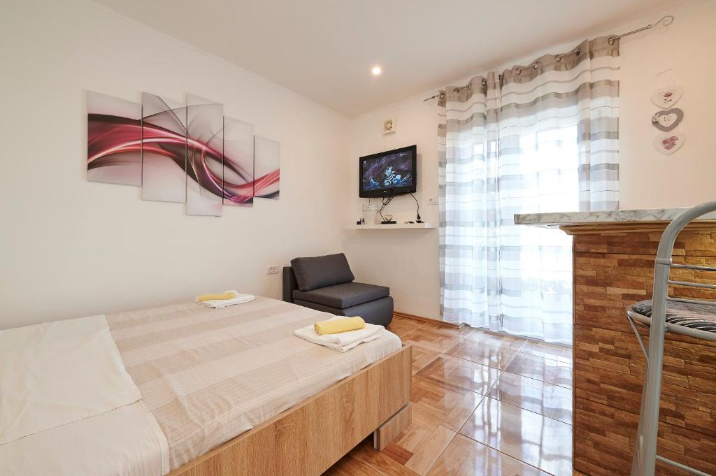 Postel nebo postele na pokoji v ubytování Apartments Lucija