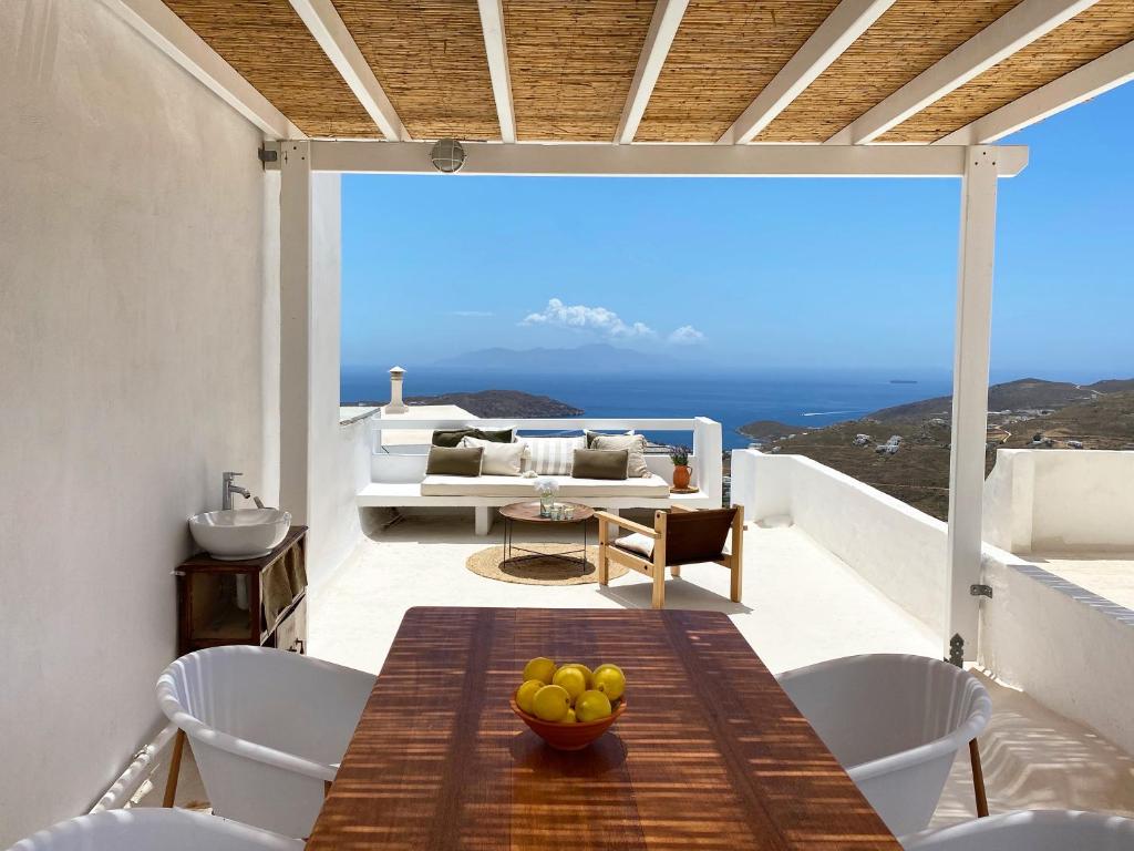 ein Esszimmer mit einem Tisch und Stühlen auf dem Balkon in der Unterkunft Serifos Olive in Serifos Chora