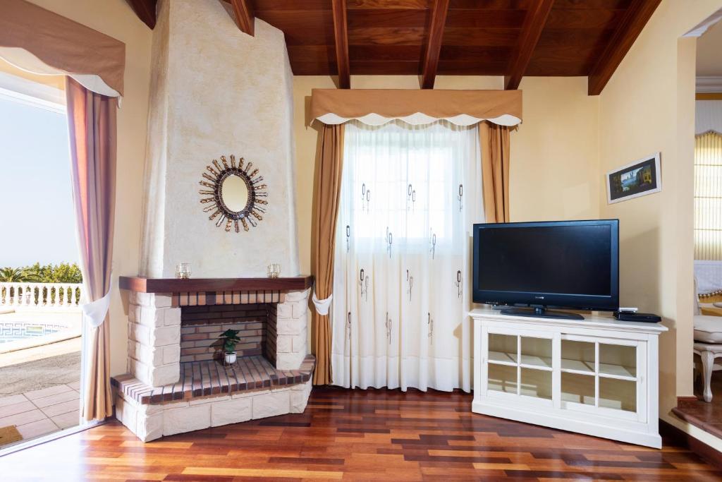 Televízia a/alebo spoločenská miestnosť v ubytovaní Home2Book Luxury El Helecho del Teide, Private Pool
