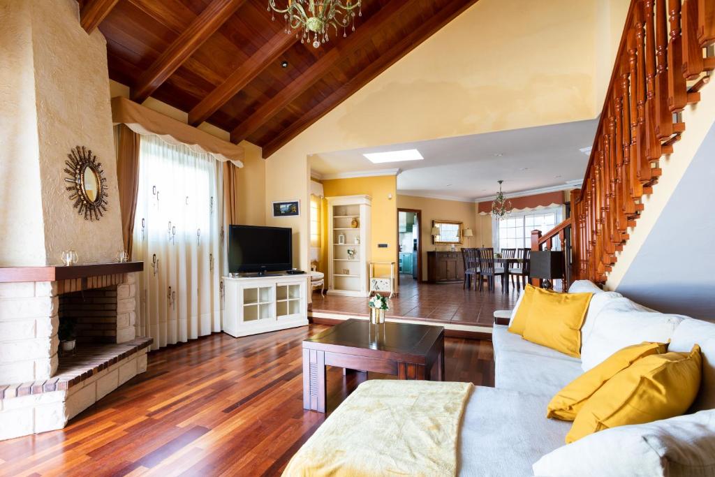 Televízia a/alebo spoločenská miestnosť v ubytovaní Home2Book Luxury El Helecho del Teide, Private Pool