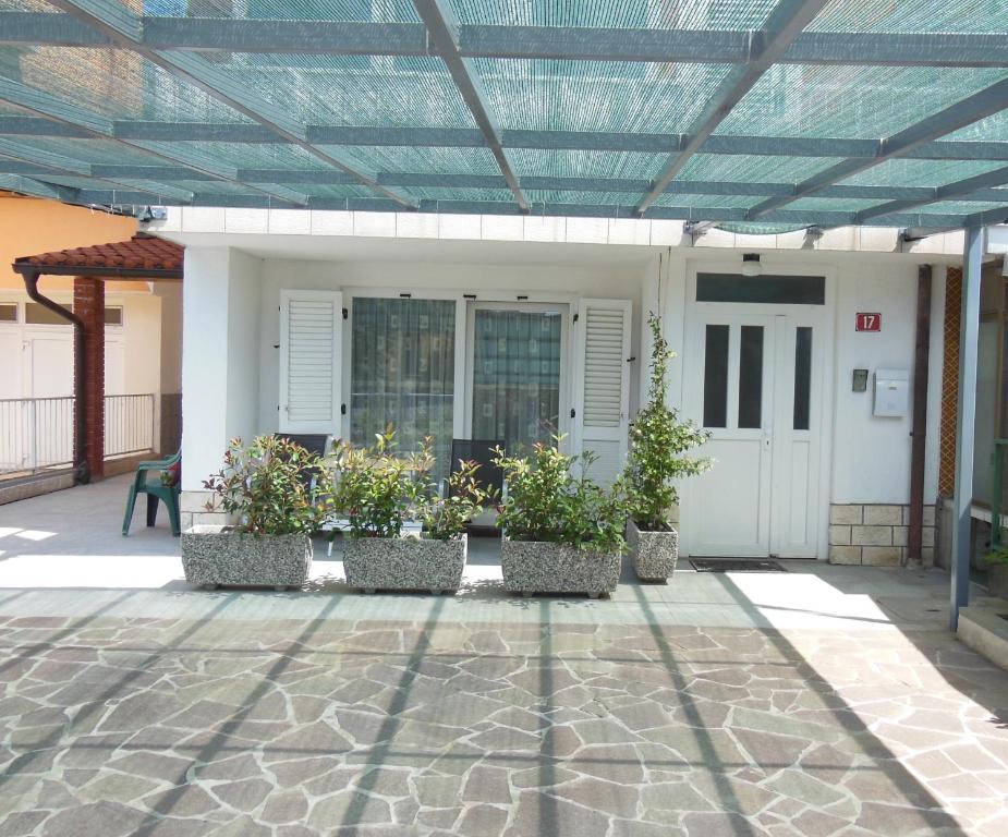 um edifício com plantas em vasos num pátio em Apartma Jadran em Portorož