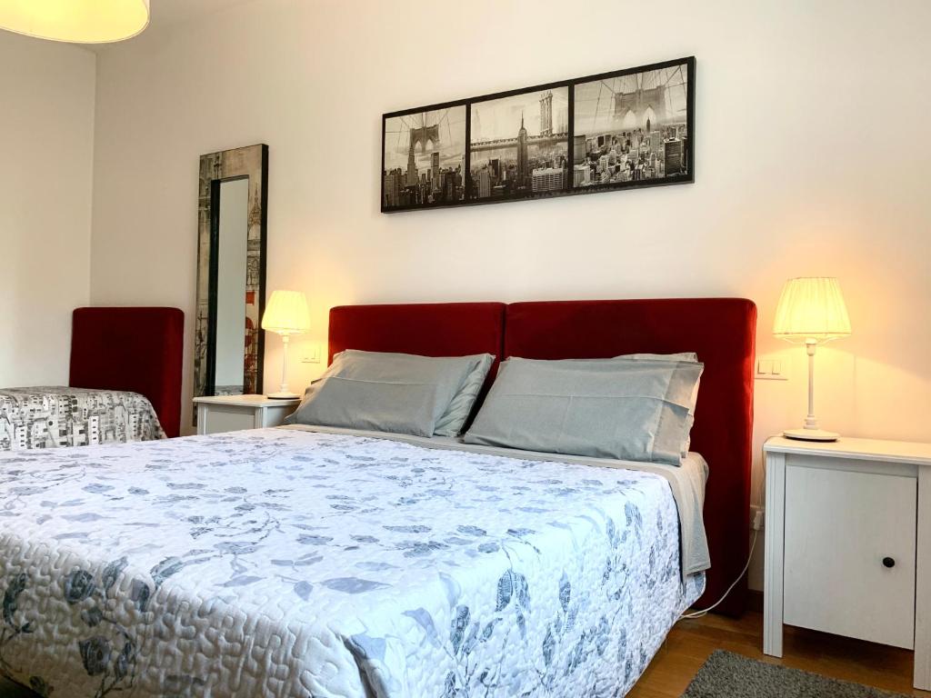 una camera con un grande letto con testiera rossa di Bed Portavenezia a Padova