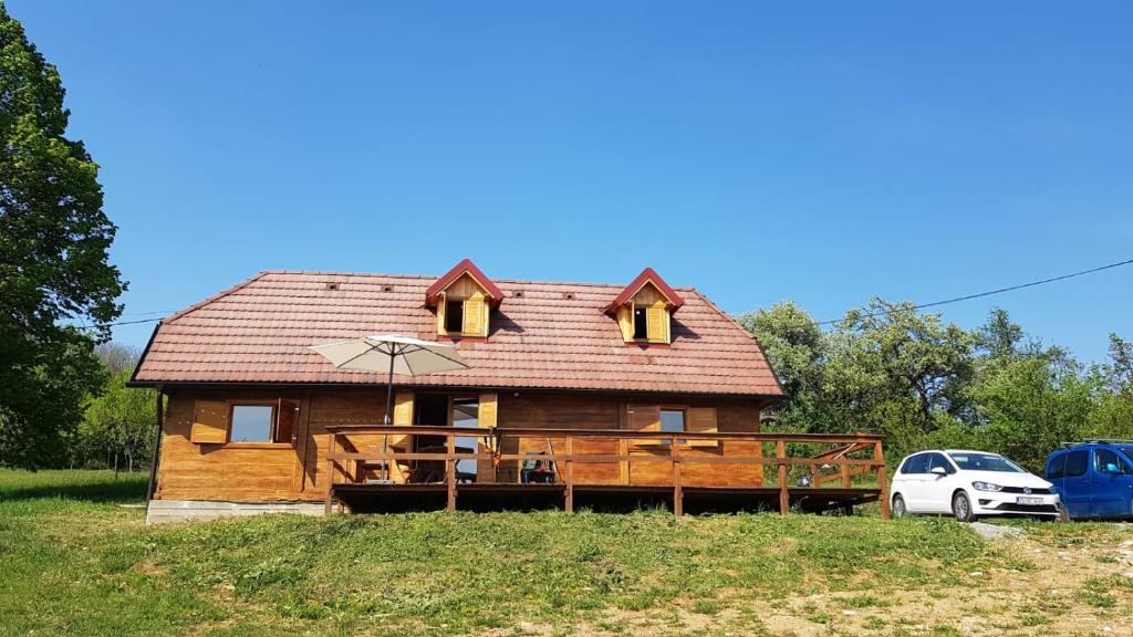 een huis met een paraplu bovenop een heuvel bij Nature house with amazing view in Petrinja