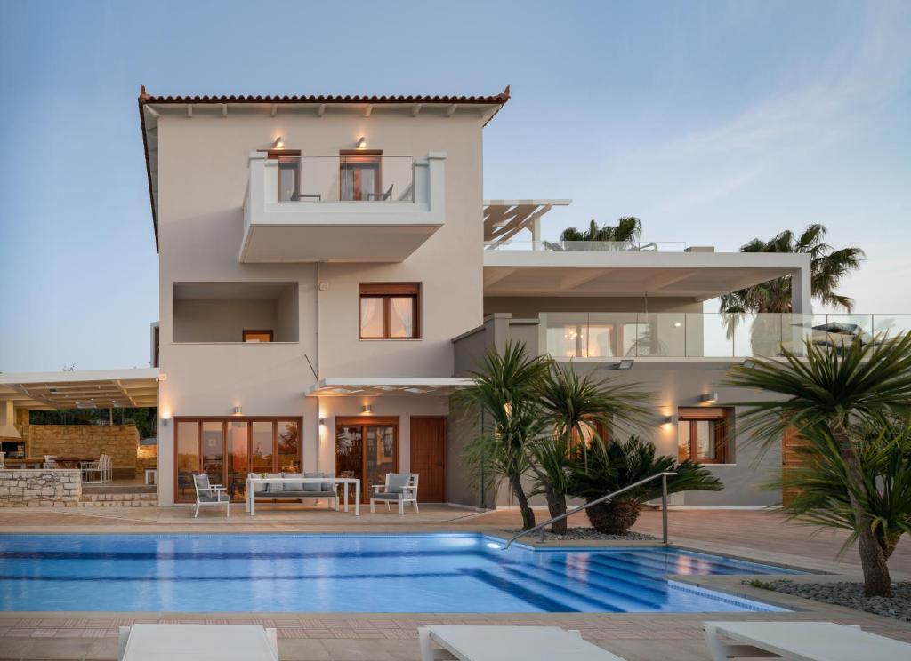 Villa con piscina frente a una casa en Tsourlakis Residence, an oasis of tranquility, By ThinkVilla, en Pigi