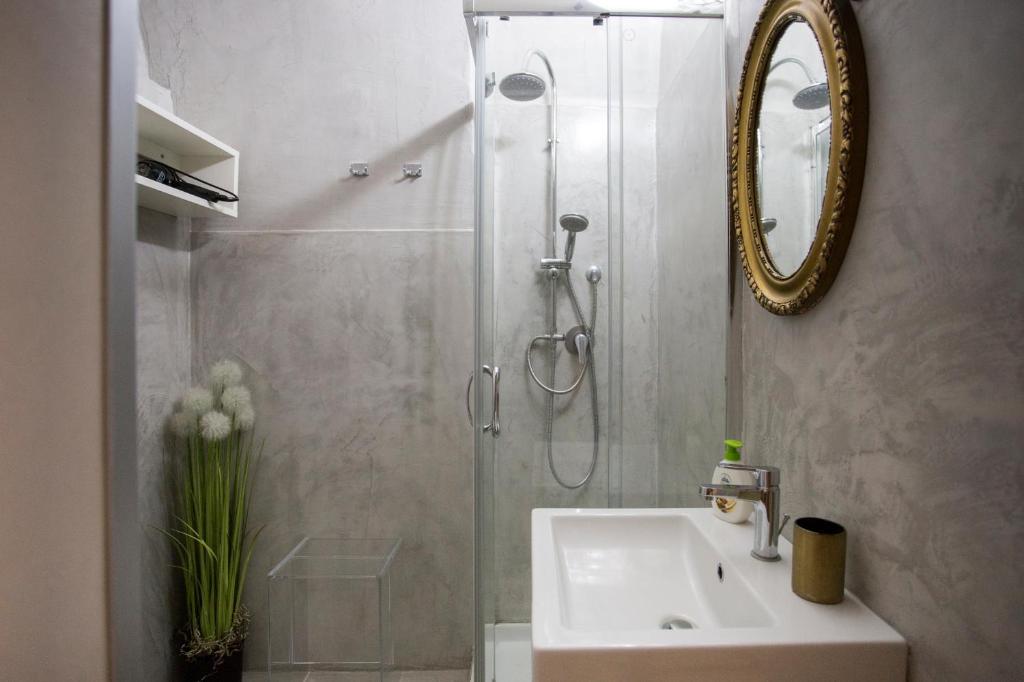 A bathroom at Studio 275