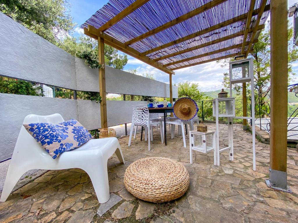 un patio con mesa, sillas y pérgola en Tenuta dei Normanni, en Salerno