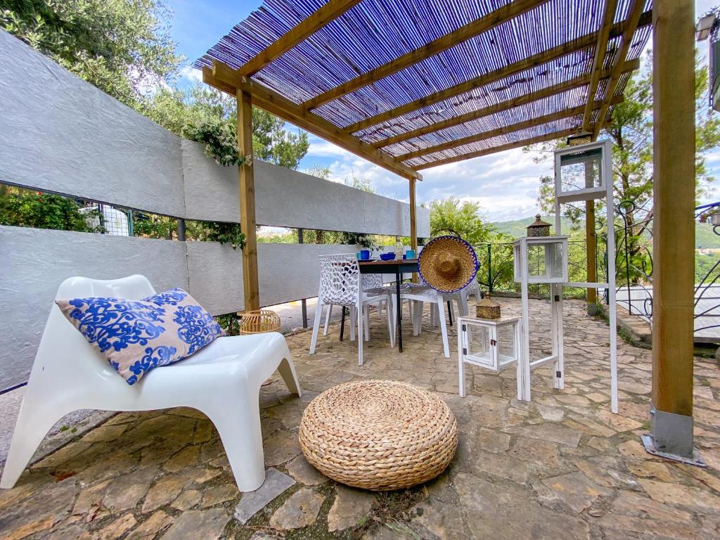 a patio with a table and chairs and a pergola at Tenuta dei Normanni in Salerno