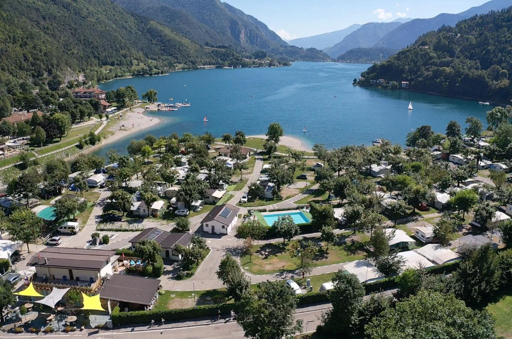 una vista aérea de un complejo situado junto a un lago en Mobilhome Camping Azzurro, en Ledro