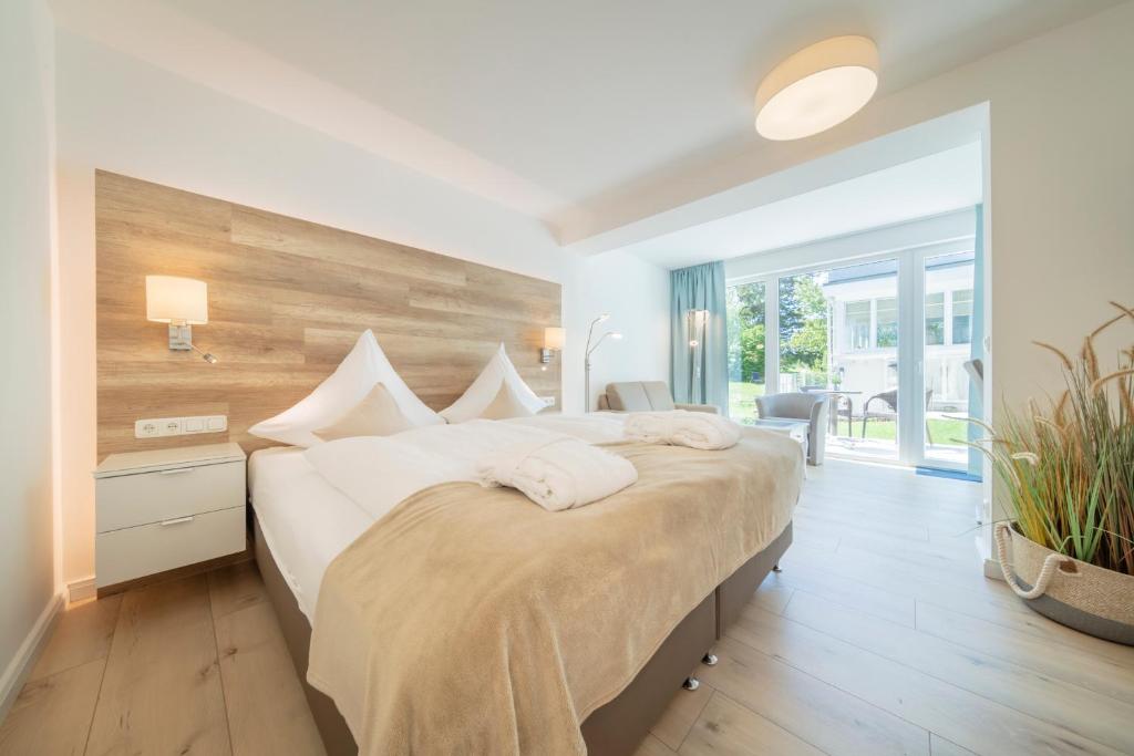 Postel nebo postele na pokoji v ubytování HofHotel Krähenberg