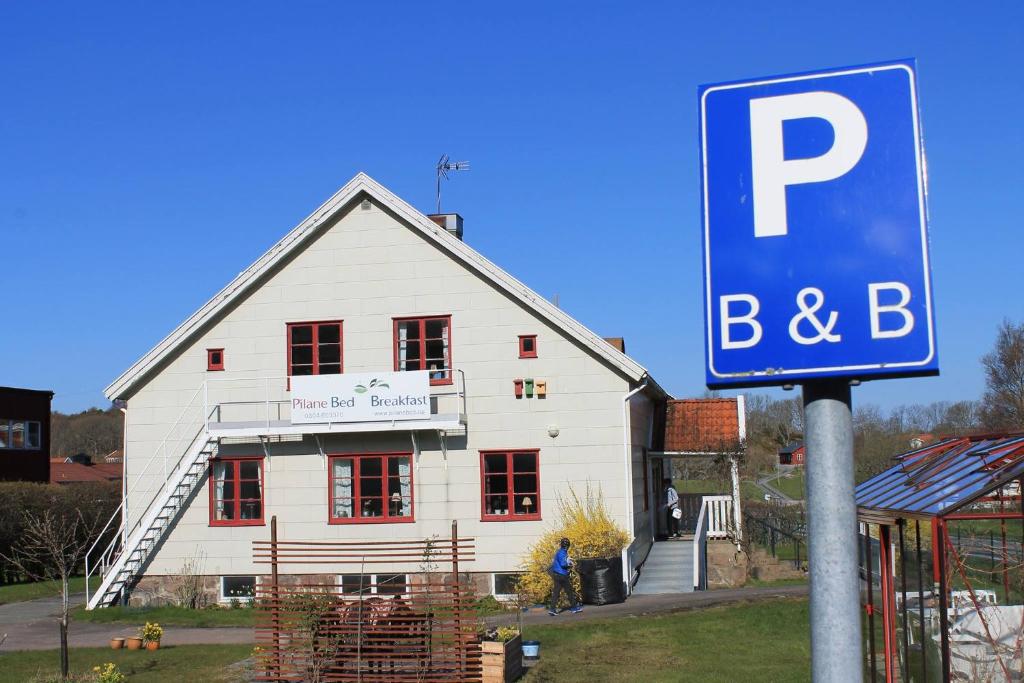 Biały dom z napisem przed nim w obiekcie Pilane B&B w mieście Långekärr