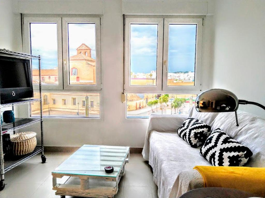 マラガにあるBohemia en El Centro de Malagaのリビングルーム(ソファ、テーブル、窓付)