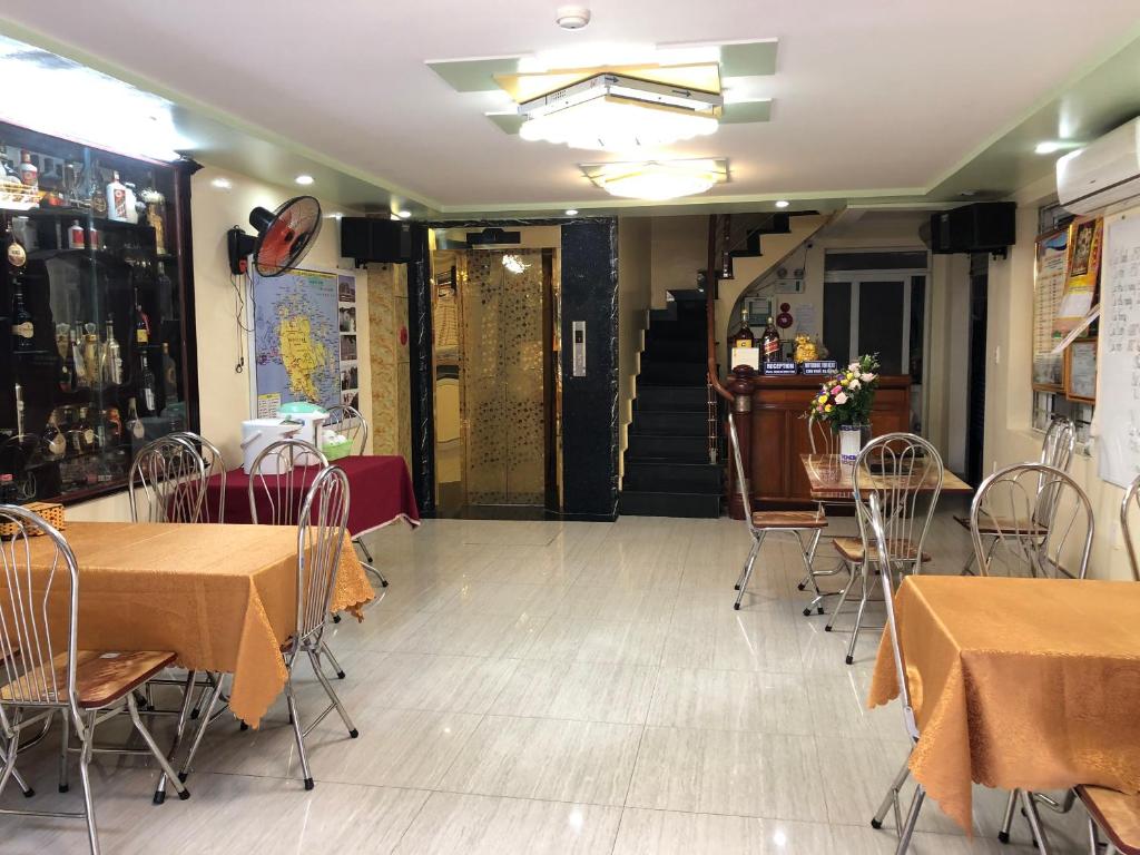 Restaurace v ubytování Green Mountain Cat Ba Hotel