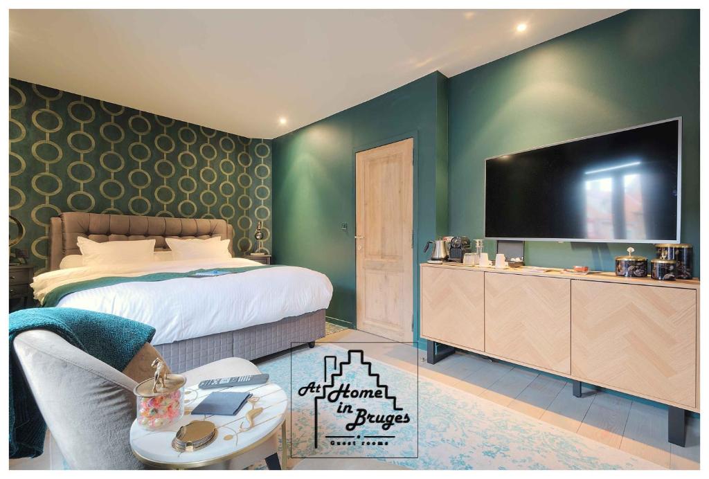 1 dormitorio con 1 cama grande y TV en at Home in Bruges, en Brujas