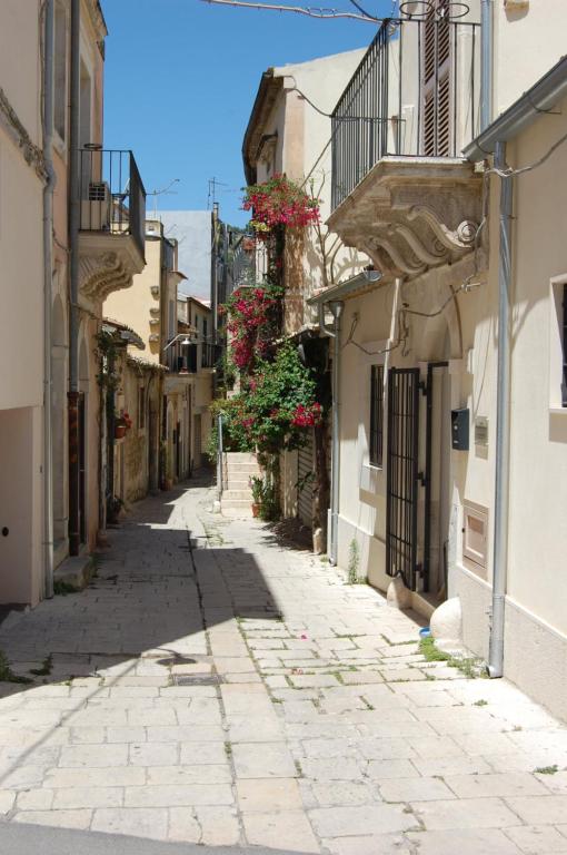 an empty street in a town with buildings at Profumo Di Gelsomino in Scicli