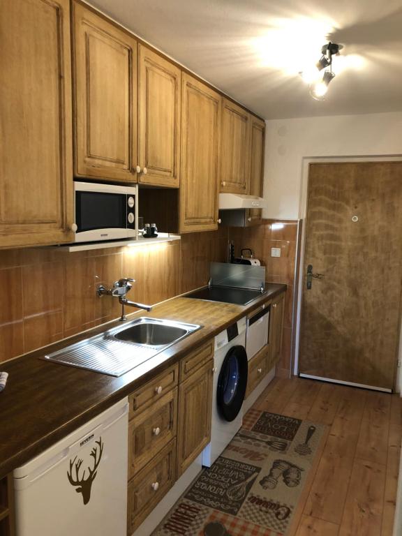 Kuchnia lub aneks kuchenny w obiekcie Apartment Haus Föhrenwald
