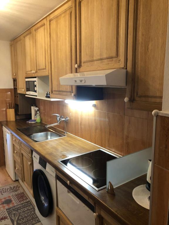 Kuchnia lub aneks kuchenny w obiekcie Apartment Haus Föhrenwald