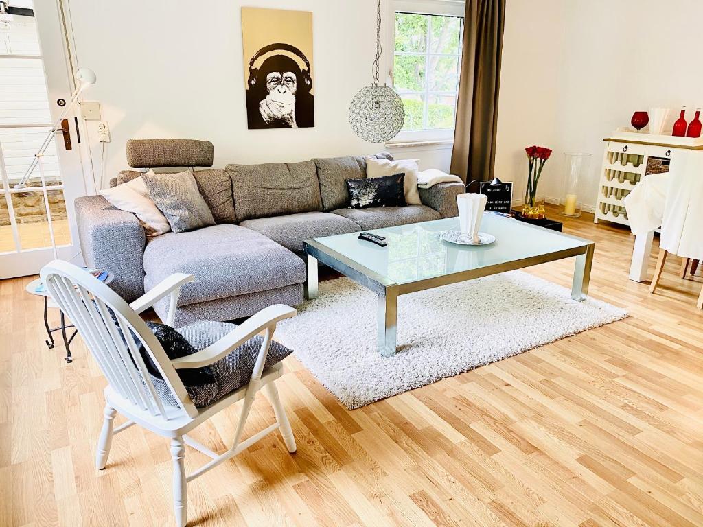 a living room with a couch and a table and chairs at Wallstrasse 2 in Stadthagen