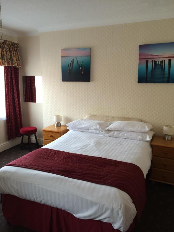 Postel nebo postele na pokoji v ubytování Monterey Beach Hotel