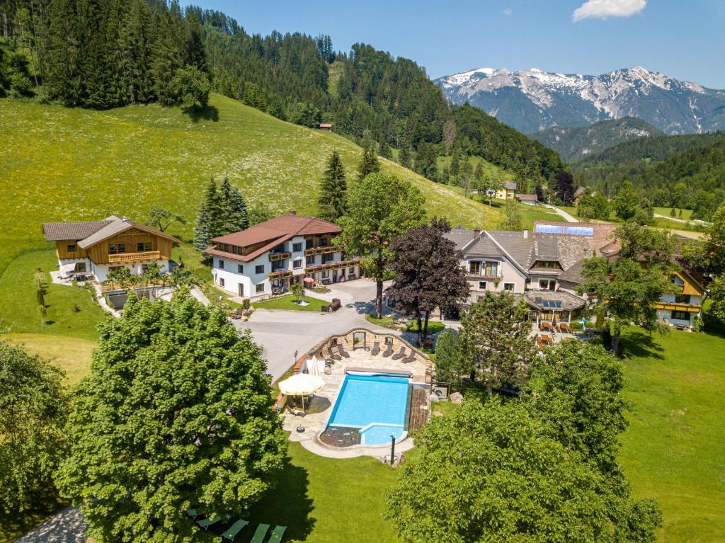 un domaine dans les montagnes avec une piscine dans l'établissement Ferienhotel Gut Enghagen, à Rossleithen