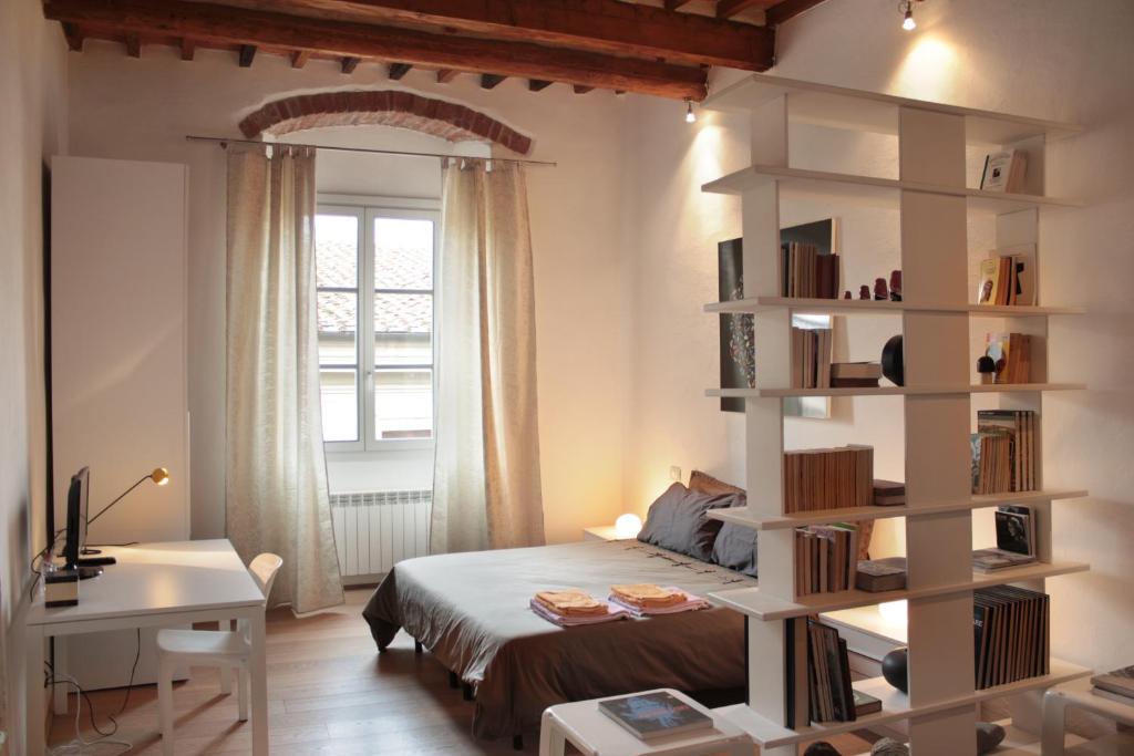 1 dormitorio con cama y estante para libros en Il Canzoniere, en Arezzo