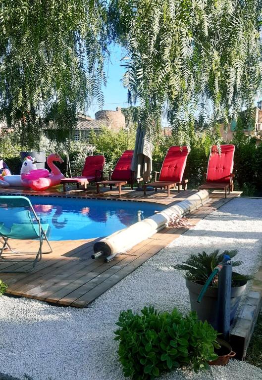 - une piscine avec des chaises et un chien dans l'établissement Escapade en Provence, bord de mer à 10 minutes, à Puget-sur Argens
