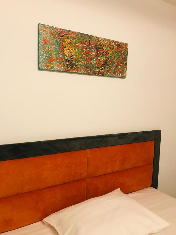 Postel nebo postele na pokoji v ubytování Orange House Constanta