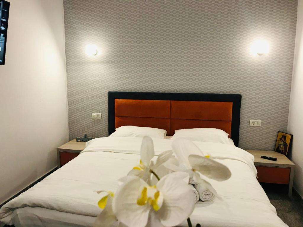 Postel nebo postele na pokoji v ubytování Orange House Constanta