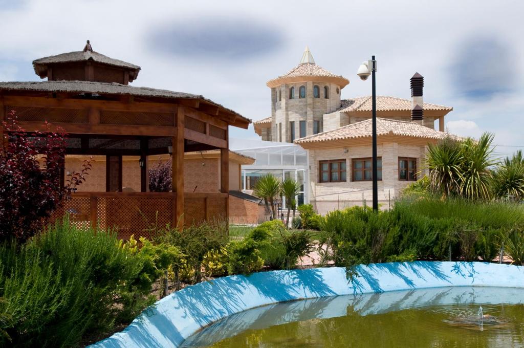 Bazén v ubytování HOLIDAYS MIRANA nebo v jeho okolí