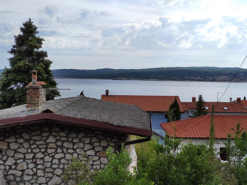 een uitzicht op het meer vanuit een huis bij 2 minutes to the beach in Crikvenica