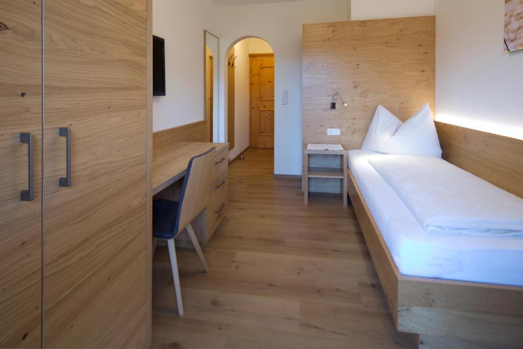 Postel nebo postele na pokoji v ubytování Gästehaus Brantlhof Zimmer und Ferienwohnungen in Going am Wilden Kaiser
