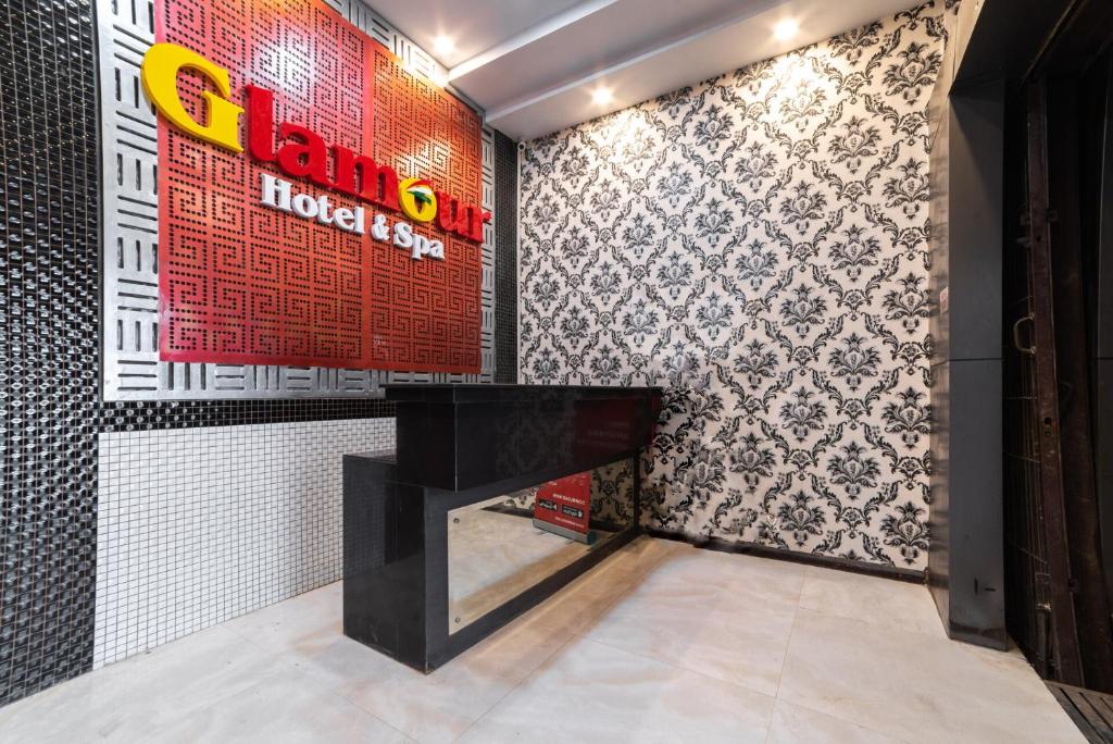 una scrivania nera in una stanza con un muro di Glamour Hotel and Spa a Medan