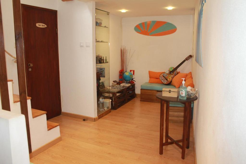Uma área de estar em Douro Surf Hostel