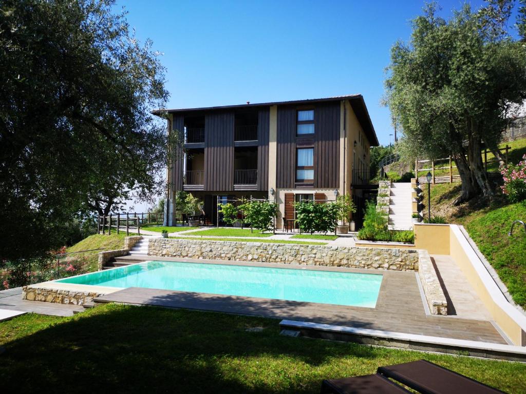 une maison avec une piscine dans la cour dans l'établissement Cascina Varini, à Gargnano