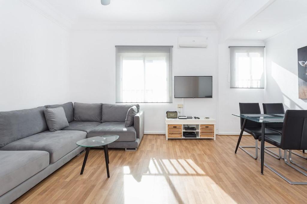 a living room with a couch and a table at Apartment central Gandia in Gandía