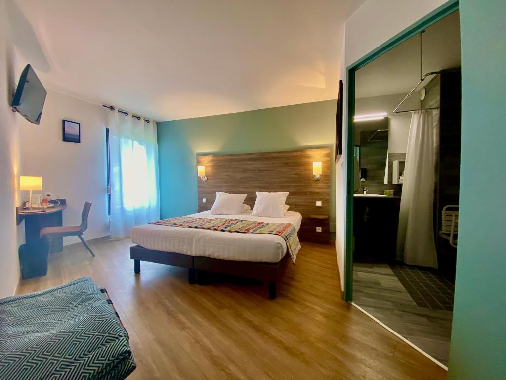Postel nebo postele na pokoji v ubytování Hotel du Trégor