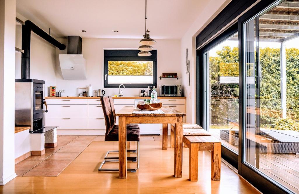 eine Küche mit einem Tisch und Stühlen sowie einem Fenster in der Unterkunft Anja's Ferienwohnung Europa Park in Ettenheim