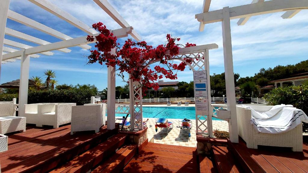 um gazebo com um ramo de flores vermelhas em Villaggio Camping Oasi em Vieste