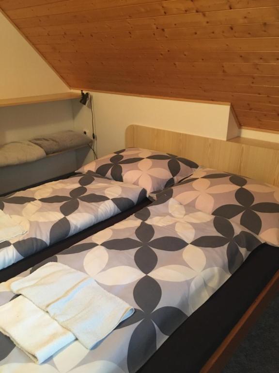 Postel nebo postele na pokoji v ubytování Chata u lesa