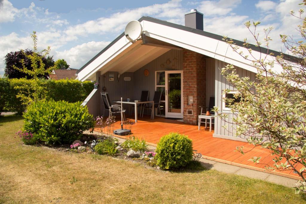 ein Haus mit einer Terrasse in der Unterkunft Ferienhaus Solvej Schönhagen in Brodersby