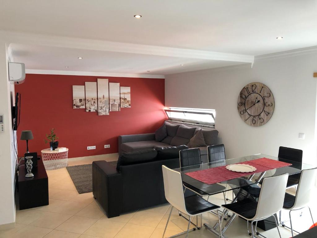 - un salon avec un canapé noir et une table dans l'établissement Modern 2 Bed Apartment 5km Carvoeiro, à Lagoa