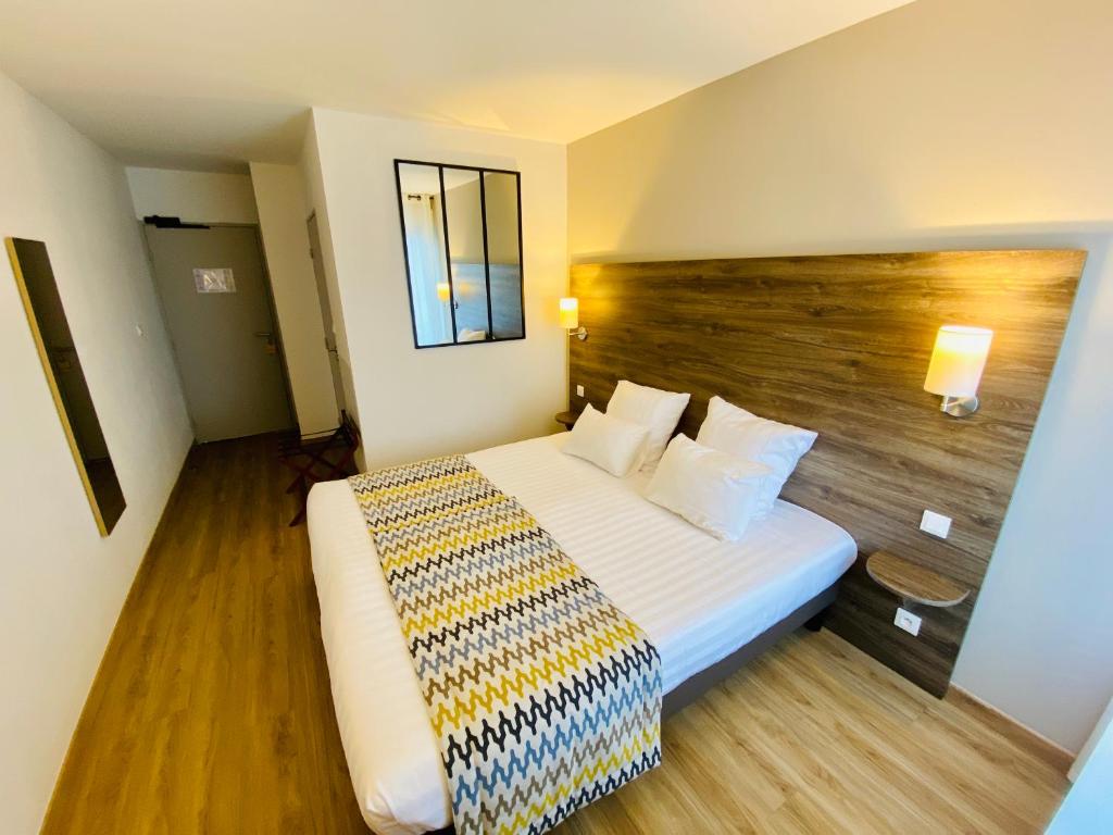 Postel nebo postele na pokoji v ubytování Hotel du Trégor