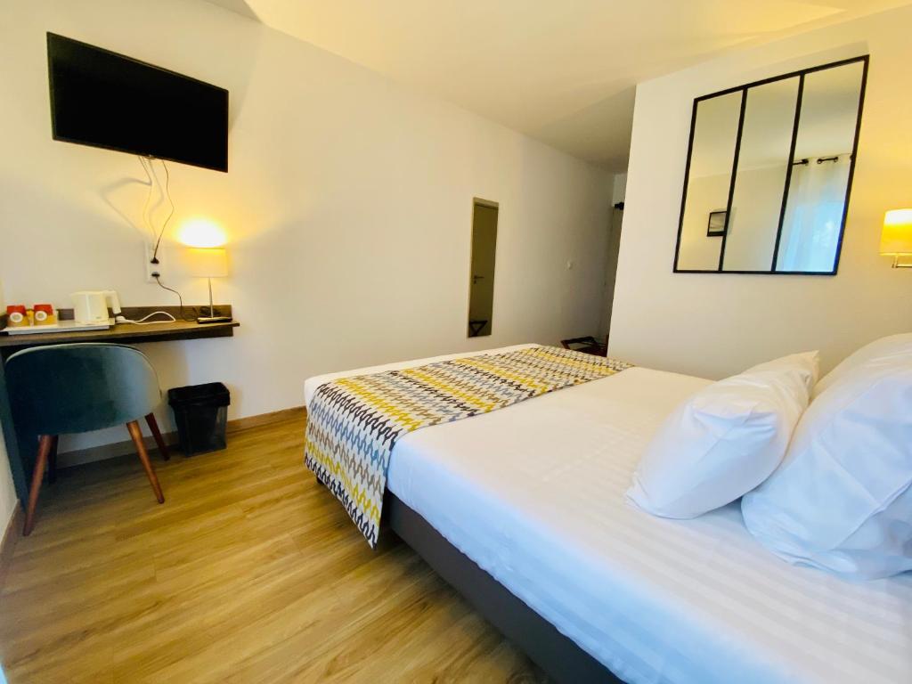 Postel nebo postele na pokoji v ubytování Hotel du Trégor