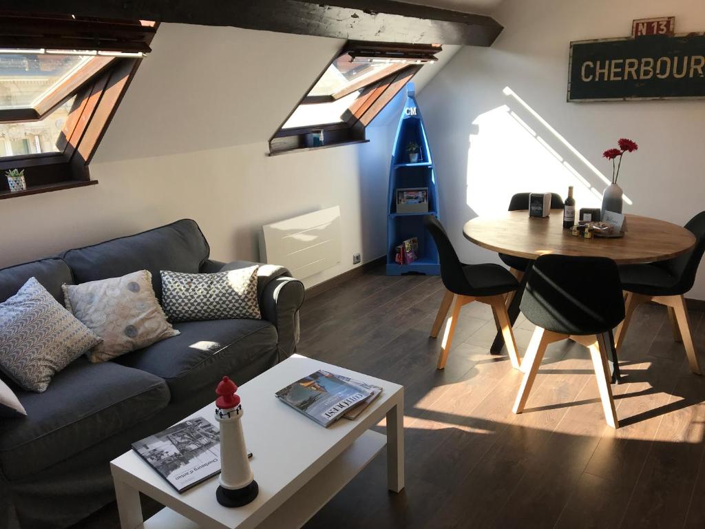 - un salon avec un canapé et une table dans l'établissement CHERBOURG MARITIME, à Cherbourg en Cotentin