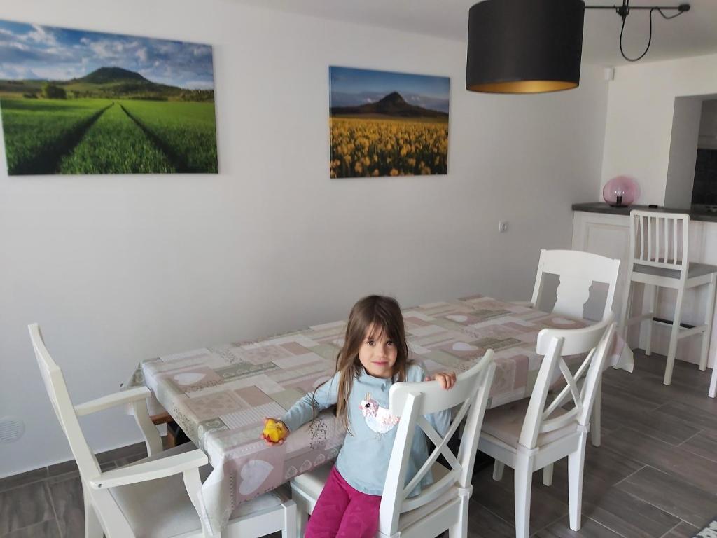 Dzieci zatrzymujące się w obiekcie Villő Villa