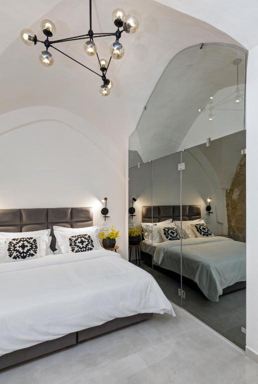 Postel nebo postele na pokoji v ubytování Old City Boutique Hotel